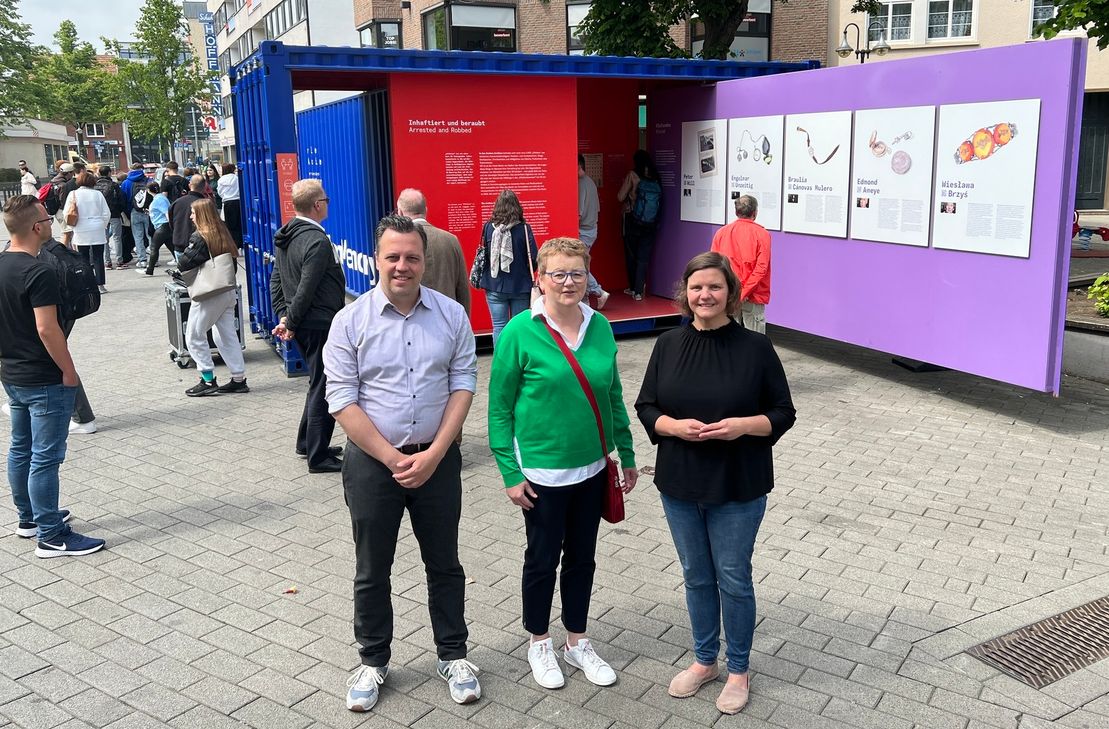 Eröffneten gemeinsam die Ausstellung #StolenMemory auf dem Klosterplatz: Bürgermeister Sacha Reichelt (li.), Petra Goerge  (Mitte) und Christiane Weber (Referentin der Arolsen Archives).