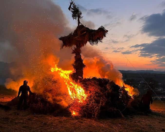 Das traditionelle "Hüttenbrennen" in Bickendorf.