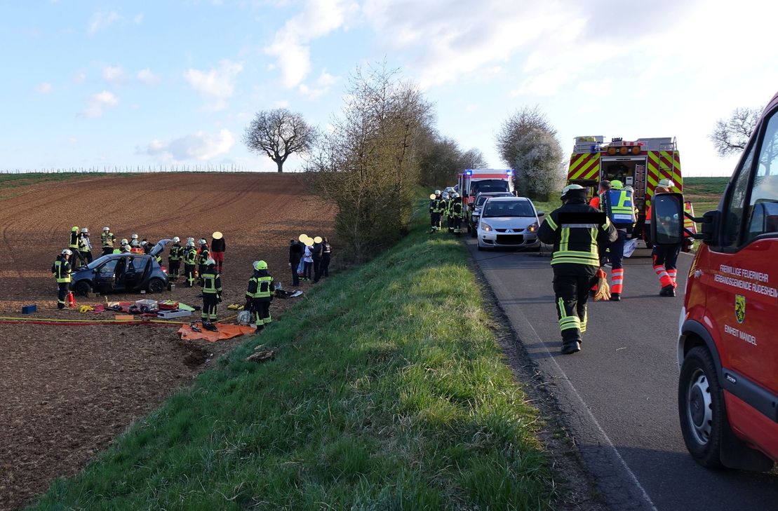 Alle drei Insassen des Unfallfahrzeugs mussten verletzt ins Krankenhaus gebracht werden.