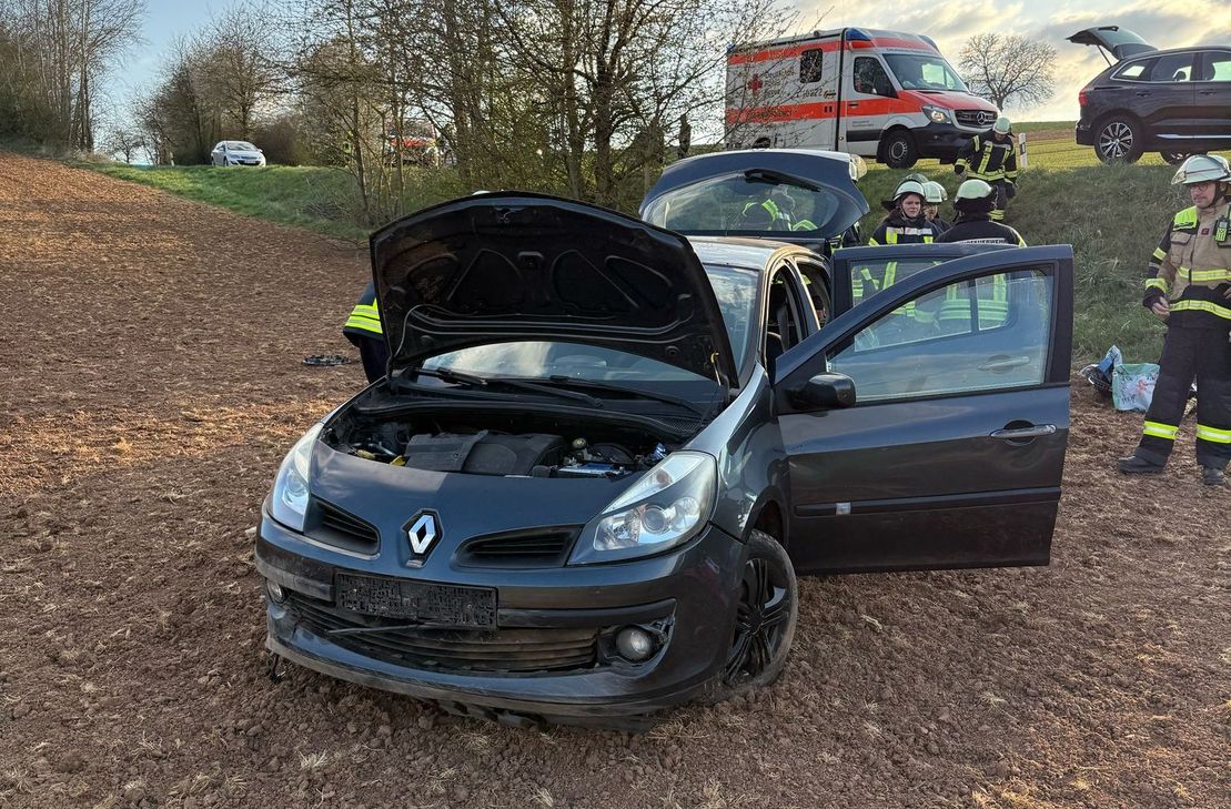 Alle drei Insassen des Unfallfahrzeugs mussten verletzt ins Krankenhaus gebracht werden.