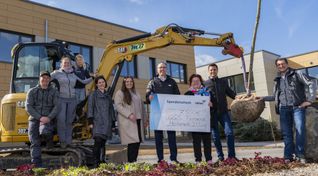 Symbolischer Scheck, echter Baum: Über die Spendenaktion des Kreiskrankenhauses freuten sich Marius (v.l.) und Stephanie Blum mit ihrer Tochter Marie, Jennifer Linke, Laura Lautz und Martin Milde vom Kreiskrankenhaus Mechernich, Schulleiterin Alexandra Offermann, Bürgermeister Michael Fingel und Fachbereichsleiter Christoph Breuer.