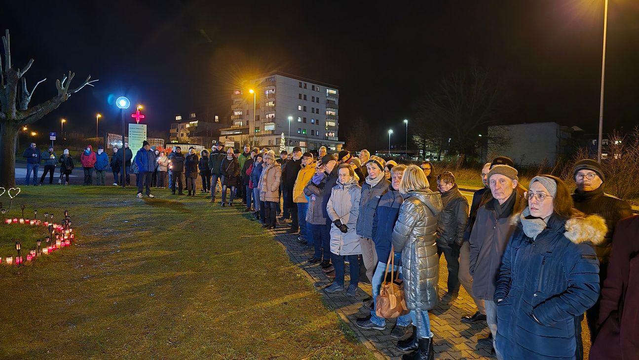 Letzte Mahnwache des Jahres 2024 vor dem Krankenhaus –Letzte Mahnwache des Jahres – Bürgerinnen und Bürger kämpfen weiterhin für den Erhalt des Zeller Krankenhauses.