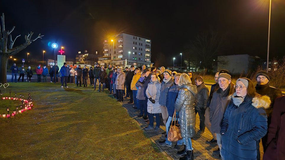 Letzte Mahnwache des Jahres 2024 vor dem Krankenhaus –Letzte Mahnwache des Jahres – Bürgerinnen und Bürger kämpfen weiterhin für den Erhalt des Zeller Krankenhauses.