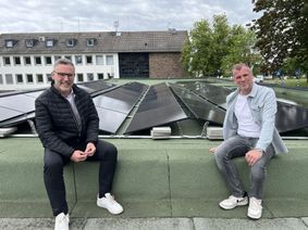 Norbert Crump (v.li.) und Jens Berbuir auf dem Dach des Feuerwehrgerätehauses Zingsheim, das mit einer PV-Anlage bestückt wurde und energetisch mit dem Rathaus eine Einheit bildet.