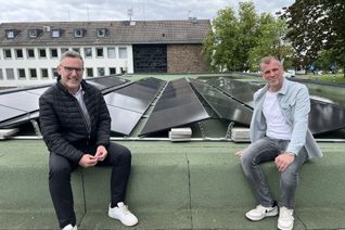 Norbert Crump (v.li.) und Jens Berbuir auf dem Dach des Feuerwehrgerätehauses Zingsheim, das mit einer PV-Anlage bestückt wurde und energetisch mit dem Rathaus eine Einheit bildet.