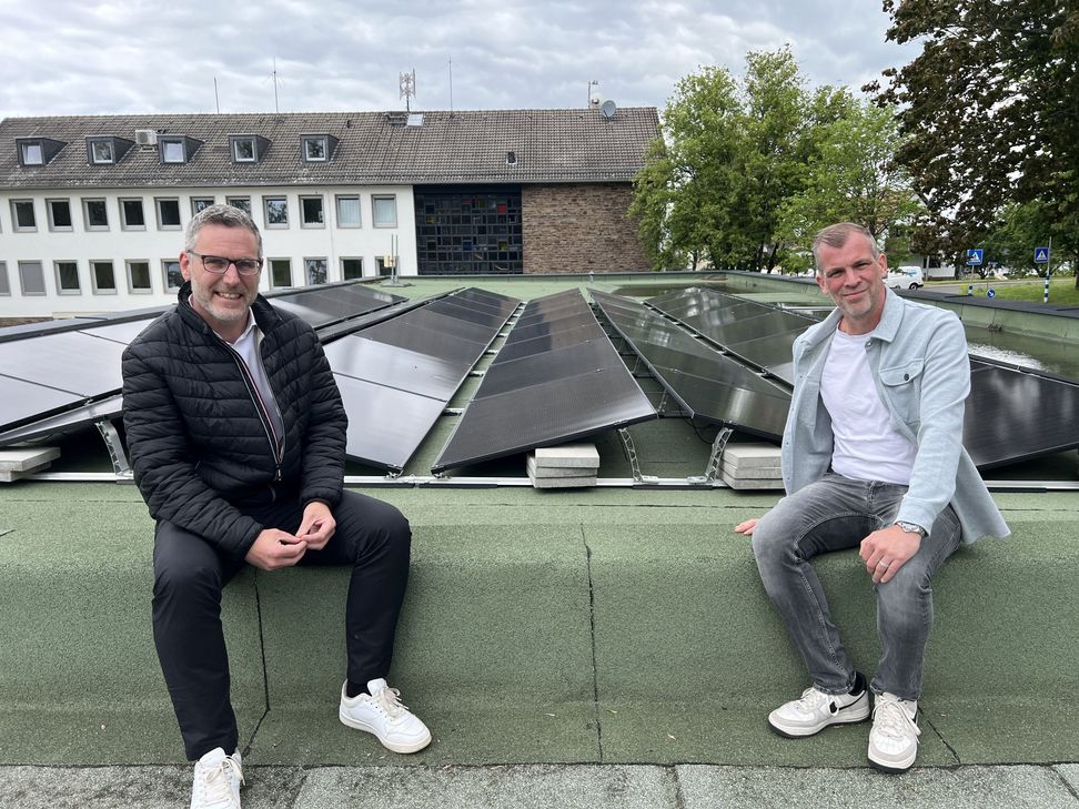 Norbert Crump (v.li.) und Jens Berbuir auf dem Dach des Feuerwehrgerätehauses Zingsheim, das mit einer PV-Anlage bestückt wurde und energetisch mit dem Rathaus eine Einheit bildet.