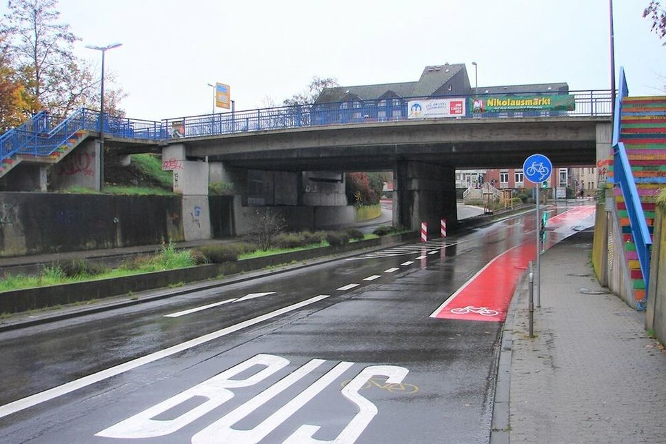 Auf dem größten Teil der Gensinger Straße wurde eine Busspur eingerichtet, die auch vom Radverkehr genutzt werden kann.
