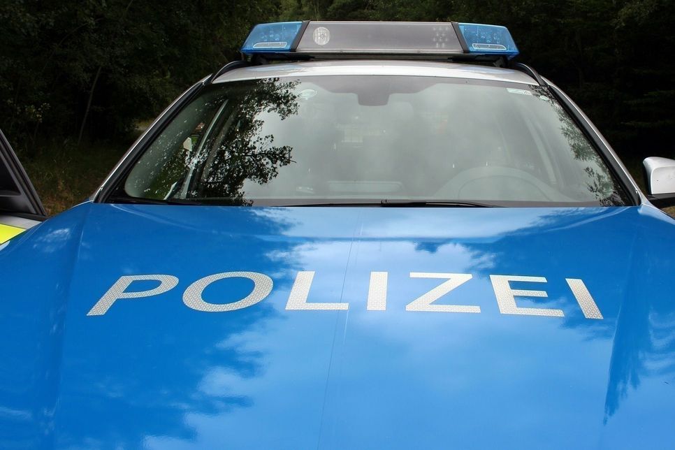 Die Polizei in Bad Kreuznach bittet um Hinweise auf die drei Wasserbombenwerfer. Sie flohen mit Fahrrädern in Richtung Planig.