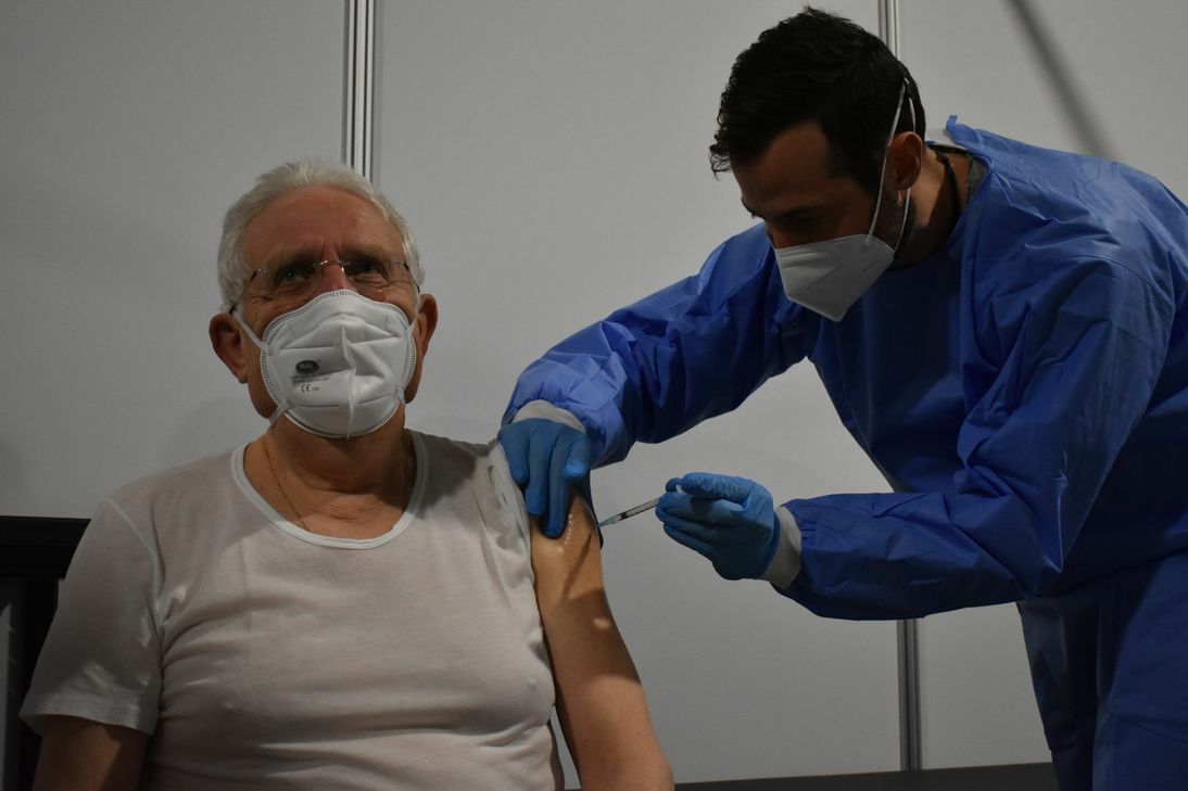 Im Landesimpfzentrum Vulkaneifel werden ab jetzt auch kurzfristige Termine über die "Impfbrücke" vergeben. Archivbild: Woltmann