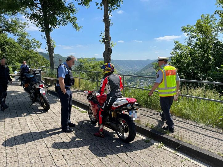 Mit 104 km/h wurde dieser Motorradfahrer auf der Panoramastraße geblitzt. Für Motorräder gilt dort 50 km/h. Foto: Zender
