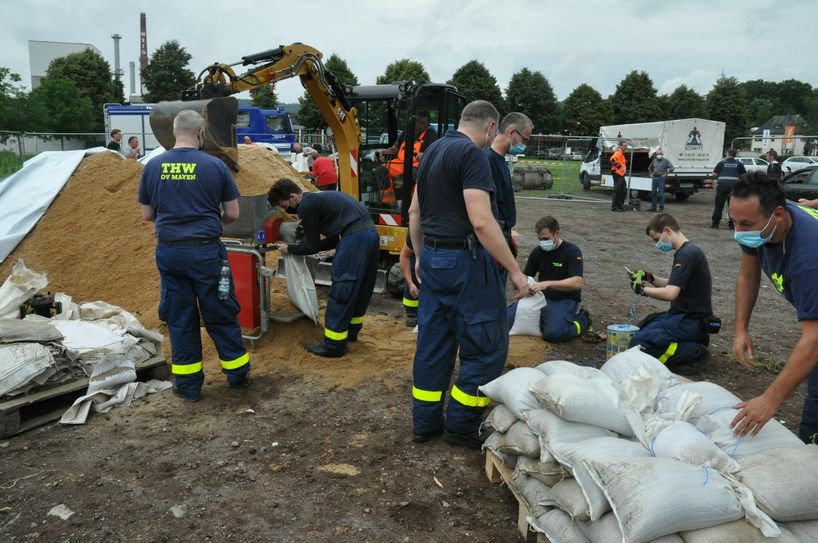 Das THW ist ebenfalls an der Sandsackstation auf dem Viehmarktplatz im Einsatz.