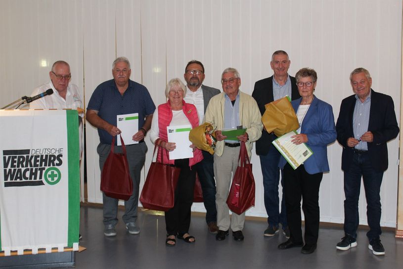 Landrat Manfred Schnur (rechts) zeichnete Männer und Frauen für langjähriges, unfallfreies Fahren aus.  Mit den Ausgezeichneten freute sich, Wolfgang Behrens (links), Vorsitzender der Kreisverkehrswacht  Cochem-Zell.