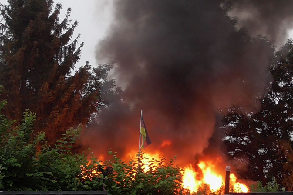 Am Samstagmorgen gegen 6:40 Uhr musste die Feuerwehr zu einem Brand in der Kleingartenanlage in Trier-Kürenz ausrücken. Fotos: Agentur Siko