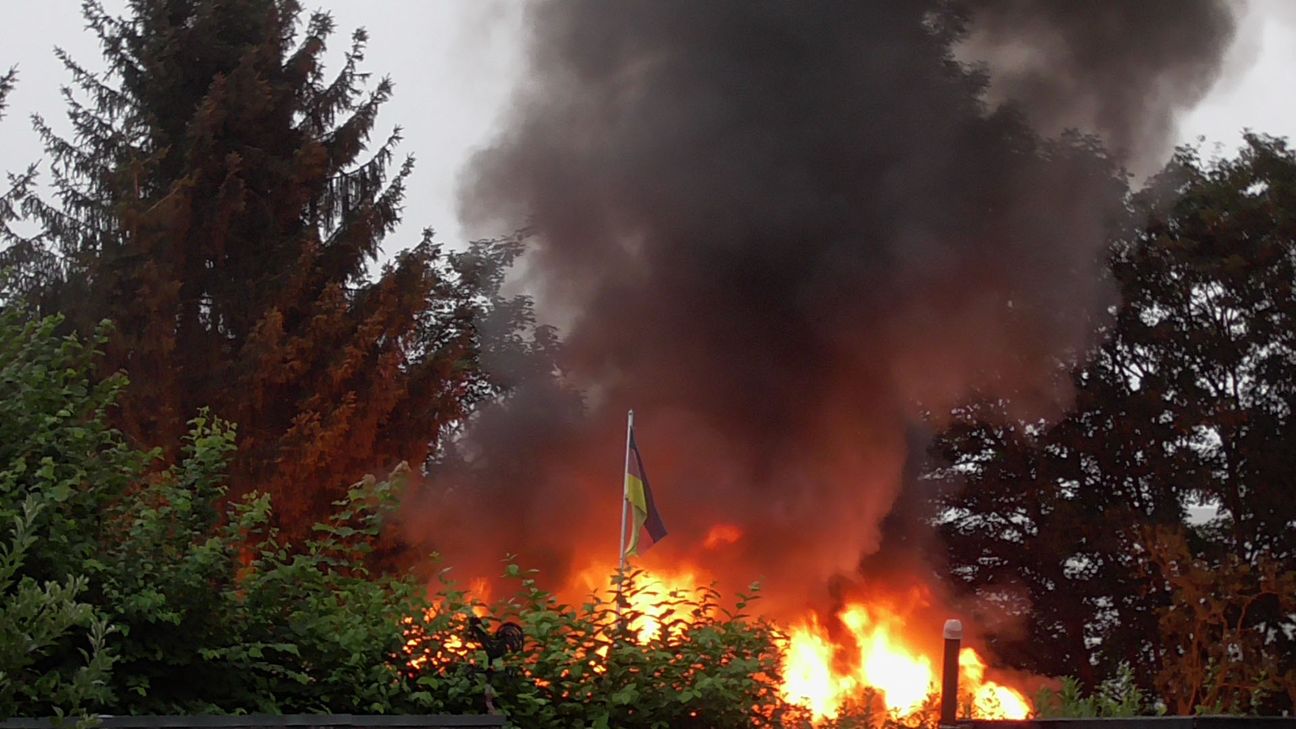 Am Samstagmorgen gegen 6:40 Uhr musste die Feuerwehr zu einem Brand in der Kleingartenanlage in Trier-Kürenz ausrücken. Fotos: Agentur Siko