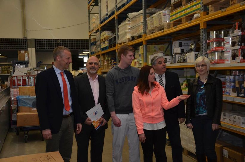 Melissa Gruben und Marc Fischer, Azubis für Lager und Logistik, erklären den Gästen von Arbeitsagentur, IHK und Handwerkskammer die Arbeitsprozesse bei der Fleischerei und Gastronomie-Service Aachen-Düren EG im Brander Gewerbepark.