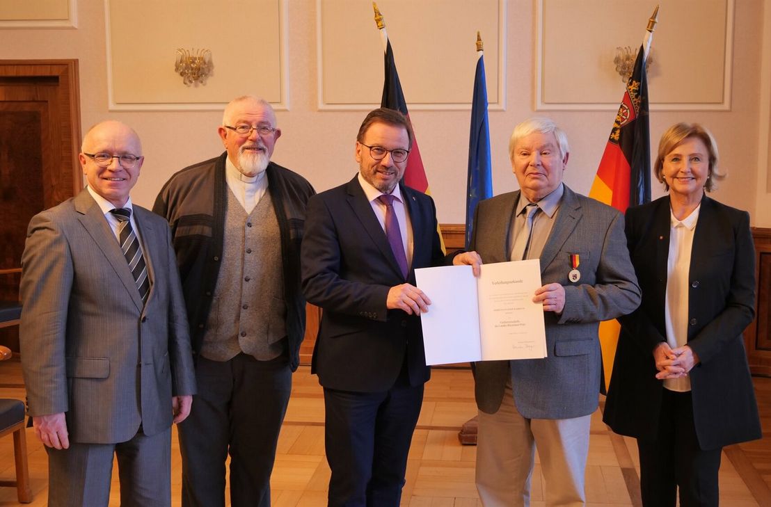 Für sein Engagement sprach SGD-Präsident Wolfgang Treis Hans-Josef Karbach Dank und Anerkennung aus. Bei der Feierstunde waren auch die erste Kreisbeigeordnete Rita Lanius-Heck, Bürgermeister Jörg Haseneier (Boppard) und Dechant Herrmann-Josef Ludwig anwesend.