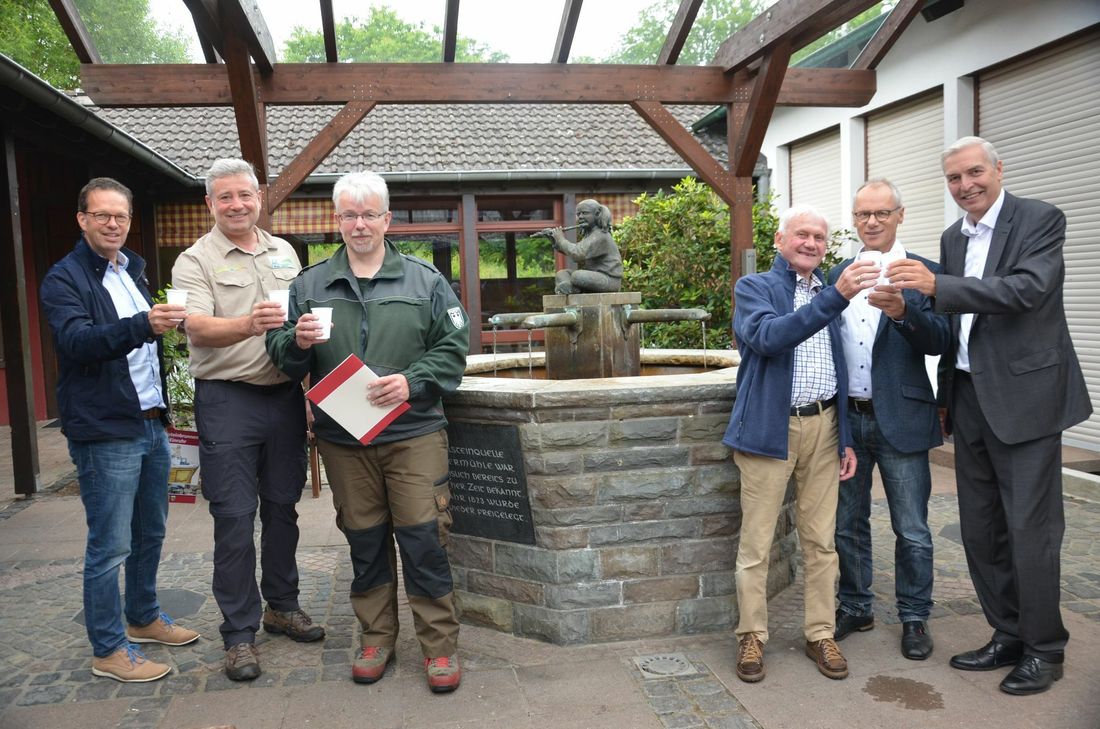Gönnen sich einen kräftigen Schluck Heilsteinwasser (v.r.): Schleidens Verwaltungschef Udo Meister, Simmeraths Bürgermeister Karl-Heinz Hermanns, Klaus Hüpgen, Markus Vollmer (Bundesforst), Michael Lammertz (Nationalpark-Verwaltung) und Jürgen Förster (Bauamtsleiter Gemeinde Simmerath. Fotos: T. Förster