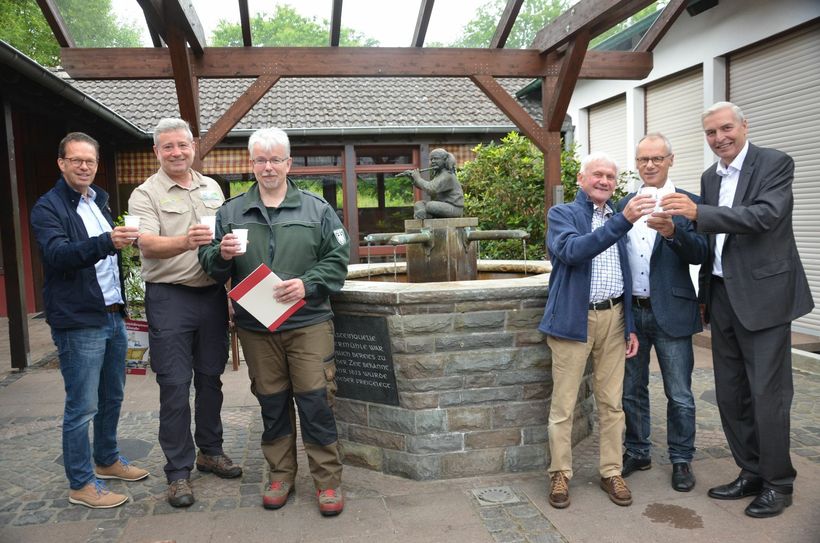 Gönnen sich einen kräftigen Schluck Heilsteinwasser (v.r.): Schleidens Verwaltungschef Udo Meister, Simmeraths Bürgermeister Karl-Heinz Hermanns, Klaus Hüpgen, Markus Vollmer (Bundesforst), Michael Lammertz (Nationalpark-Verwaltung) und Jürgen Förster (Bauamtsleiter Gemeinde Simmerath. Fotos: T. Förster