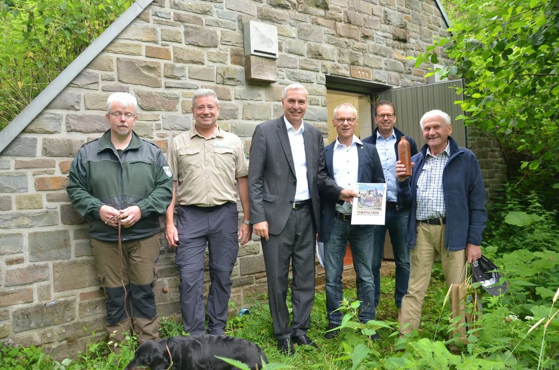 Kleine Feierstunde für Klaus Hüpgen (r.) an der Heilsteinquelle inmitten des Nationalparks Eifel.