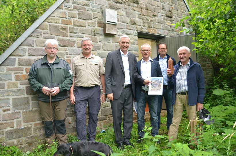 Kleine Feierstunde für Klaus Hüpgen (r.) an der Heilsteinquelle inmitten des Nationalparks Eifel.