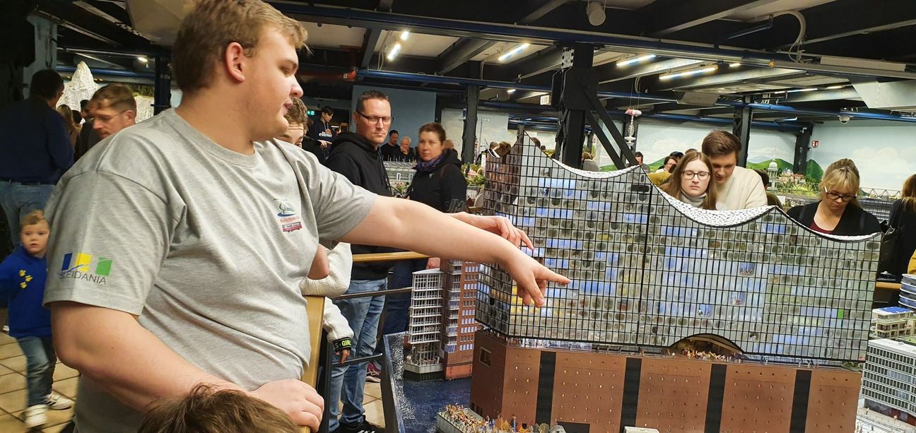 Zum Besuch im Miniatur Wunderland Hamburg waren die Schleidener Eisenbahnbauer bereits einmal. Fotos: Privat