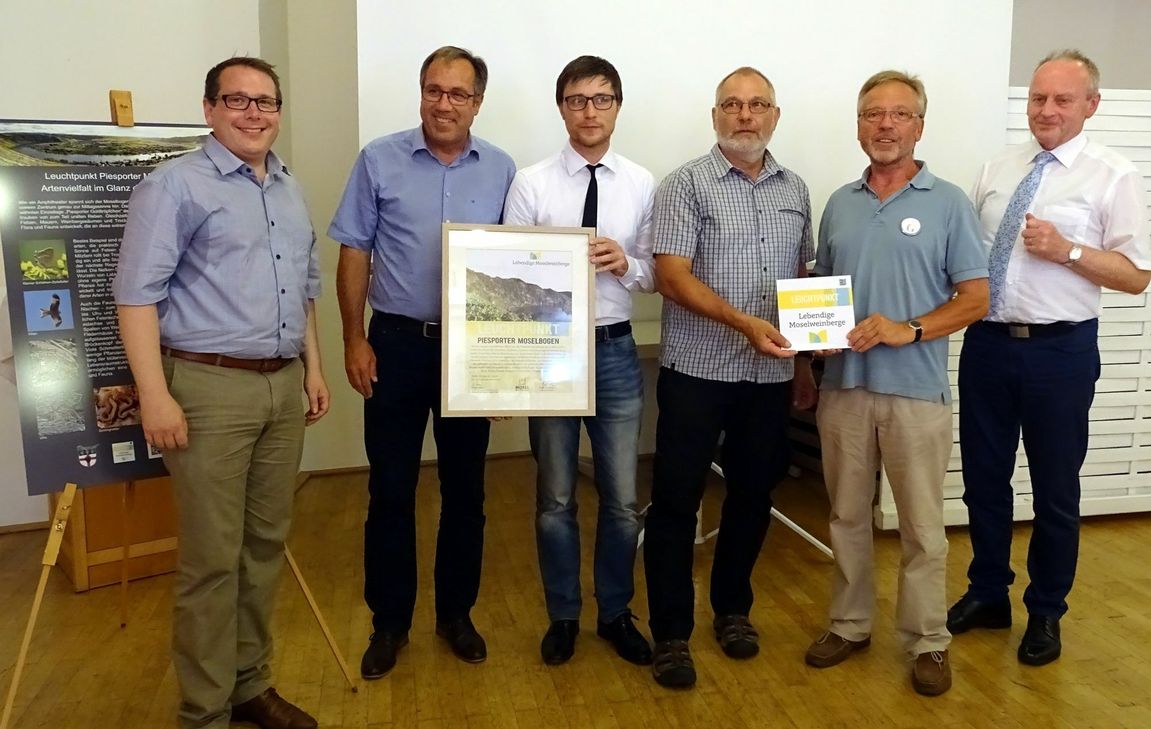 Vlnr.: ADD Präsident Thomas Linnertz, Landrat Gregor Eibes, Ortsbürgermeister Stefan Schmitt, Naturerlebnisbegleiter Elmar Kohl und Theo Haart, Leiter des DLR Mosel Hubert Friedrich