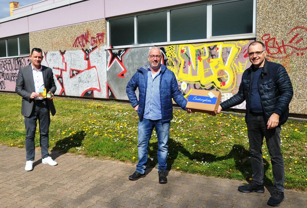 v.l.: Ron Budschat (mit Glückshonig und Danke-Karte), Klaus Wilhelm, Dr. Johannes Schäfer.