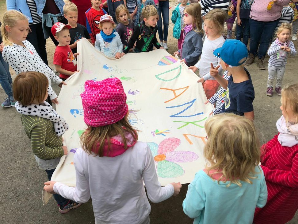 Vor allem die Kleinen zeigten sich dankbar und freuten sich riesig über das neue Spielgelände. Foto: FF