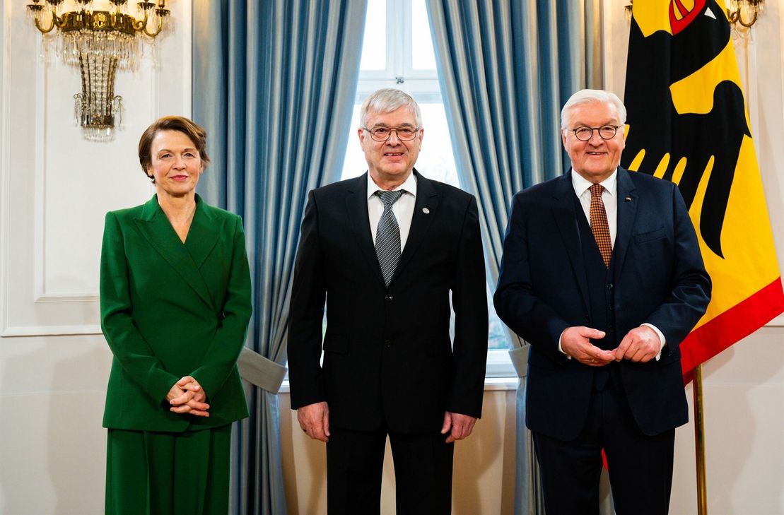 Manfred Adams (Mitte) mit Bundespräsident Frank-Walter Steinmeier und dessen Ehefrau Elke Büdenbinder.