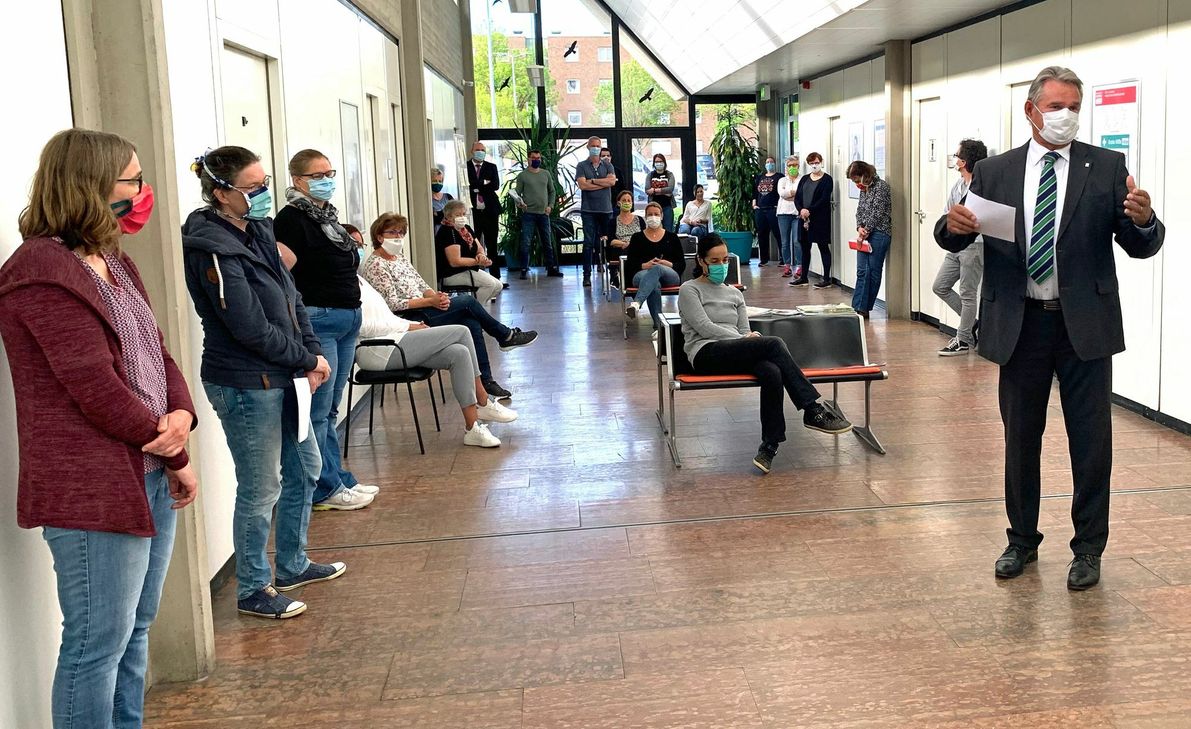 „Morning Briefing“ mit Mundschutz: Landrat Günter Rosenke dankte dem Team des Gesundheitsamtes für die hervorragende Arbeit im Ausnahmezustand der vergangenen Wochen. Foto: W. Andres / Kreisverwaltung EU