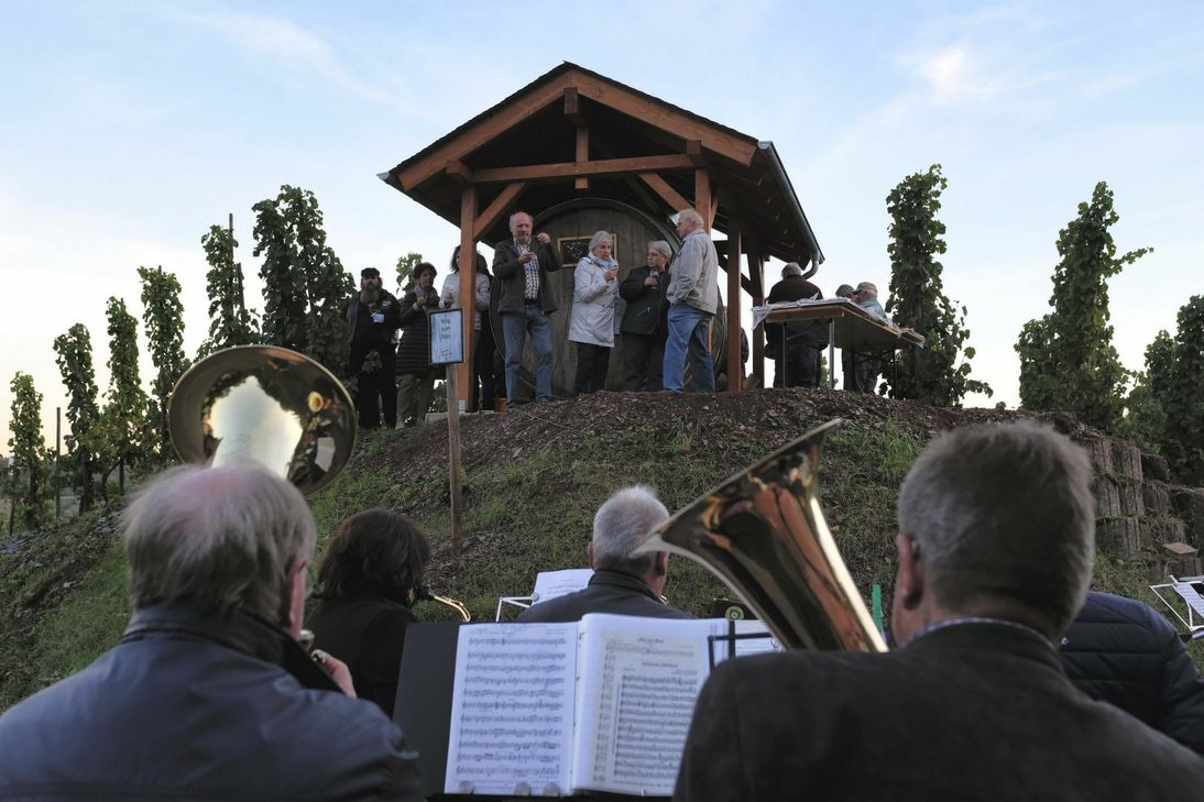 Die Winzerkapelle Ürzig beim Ständchen vor dem Weinfass.