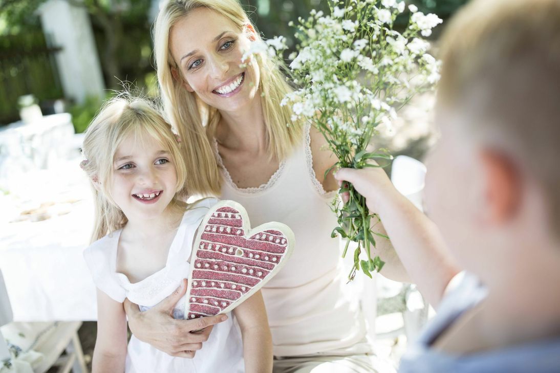 Danke, Mama! Eigentlich sollte es 365 Muttertage im Jahr geben... Fotos: Symbolbild/ imago images / Westend61