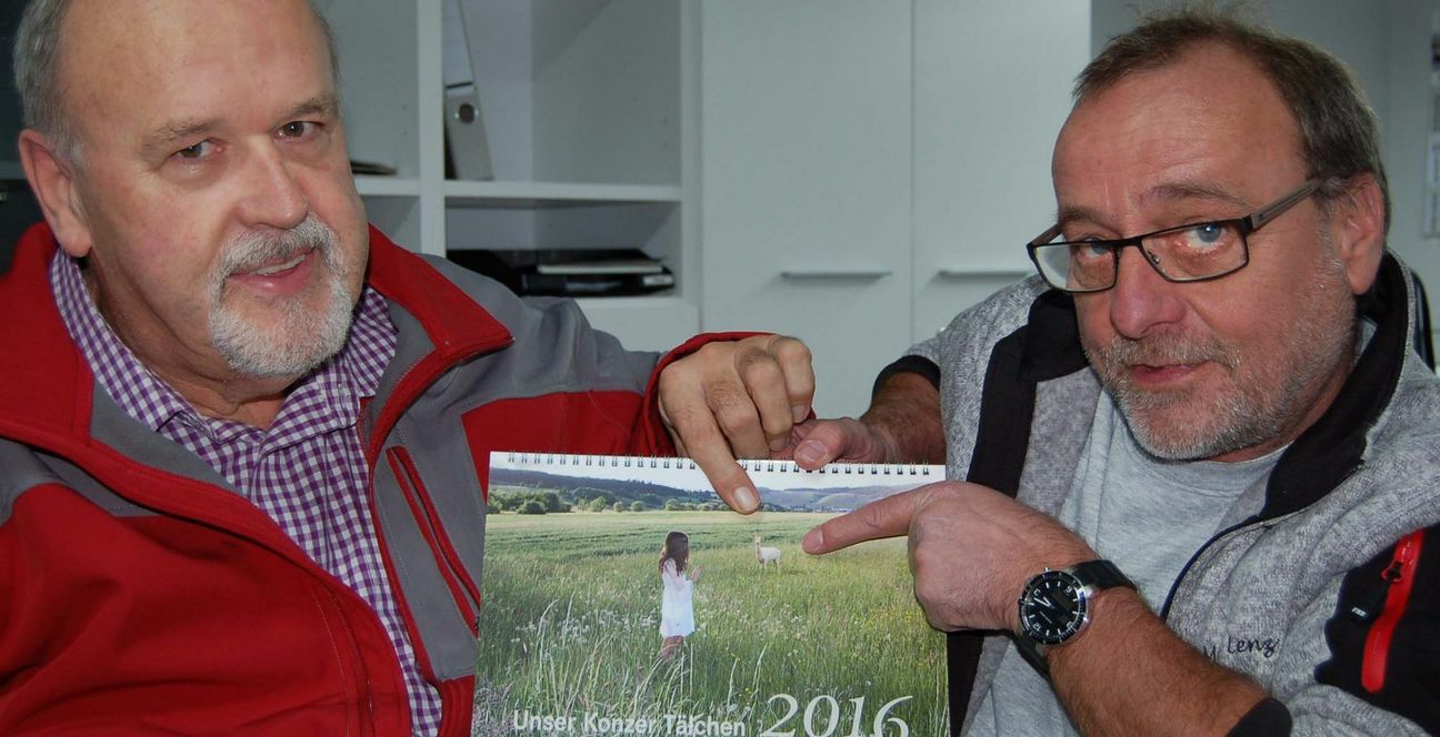 Auch auf den von Ulla Kugel heraus gegebenen Tälchen-Kalender fürs kommende Jahr hat es der weiße Hirsch (als Fotomontage) gebracht, wie Dieter Klever (links) und Jupp Lenz beweisen. Foto: Andreas Arens