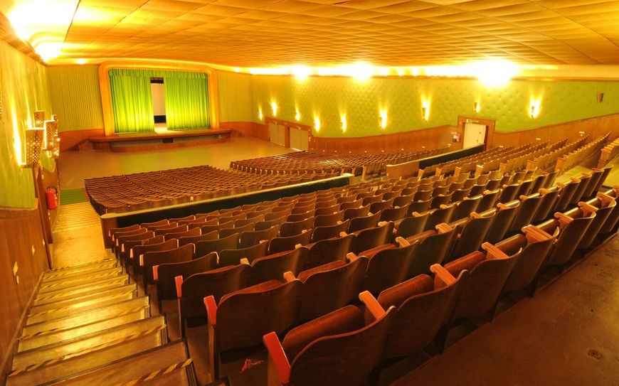 Annette Frier begrüßt im Kulturkino Vogelsang IP verschiedene Künstler für ein Online-Event. 
 Foto: Vogelsang ip