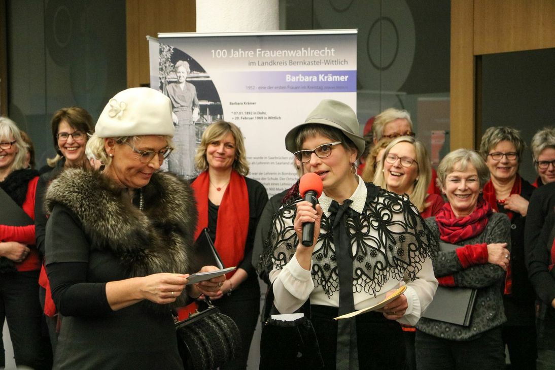 Die historischen Frauen Anna-Maria Jacoby (Jutta Merrem, l.) und Marie Juchacz (Gabriele Kretz, r.) führten im Dialog durch die Ausstellung „100 Jahre Frauenwahlrecht im Landkreis Bernkastel-Wittlich“ in der Sparkasse in Wittlich. Foto: Mike-D. Winter/Kreisverwaltung