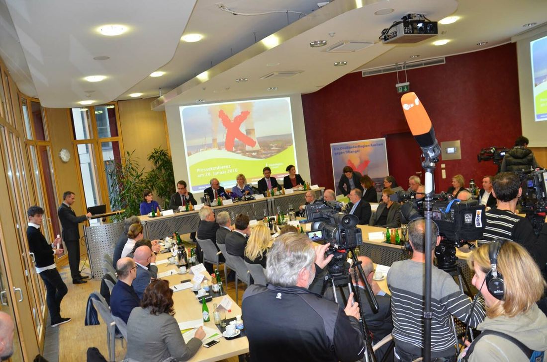 Mit Fachanwälten aus Deutschland und Belgien an seiner Seite sowie breiter, politischer Unterstützung wird Städteregionsrat Helmut Etschenberg gegen das Atomkraftwerk »Tihange« vorgehen. Das Medieninteresse war so groß wie nie zuvor. Foto: T. Förster