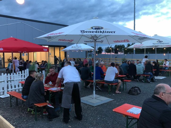 Unterdessen erfreut sich der Biergarten am Kesternicher Dorfgemeinschaftshaus großer Beliebtheit.
