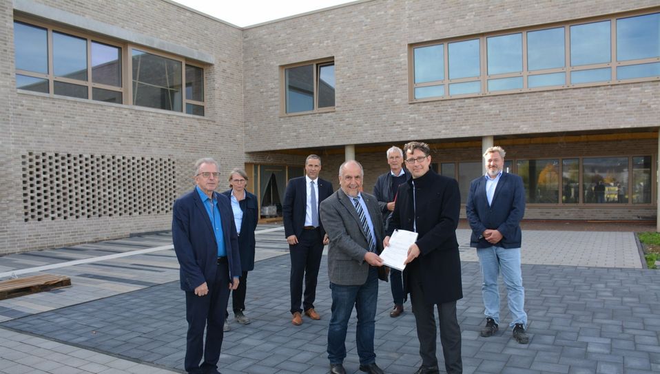 Kreisbeigeordneter Lutwin Ollinger nahm den Bescheid im Beisein von Rudolf Körner, Beigeordneter der Ver-bandsgemeinde Schweich, für den Zweckverband In-tegratives Schulprojekt entgegen.