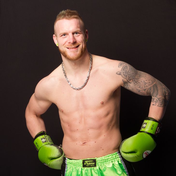 Giftgrüne Boxhandschuhe und Shorts sind die Markenzeichen von Falk "Hulk" Monzel. Foto: FF