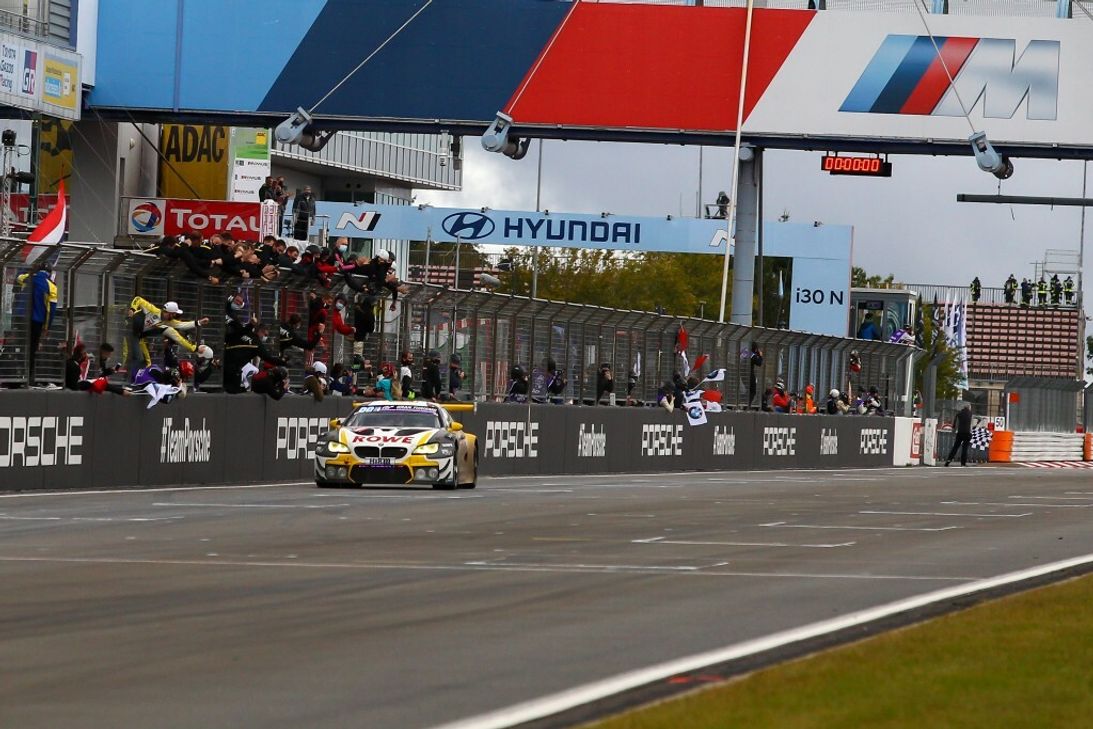Am Ende jubelte das Team von ROWE Racing.