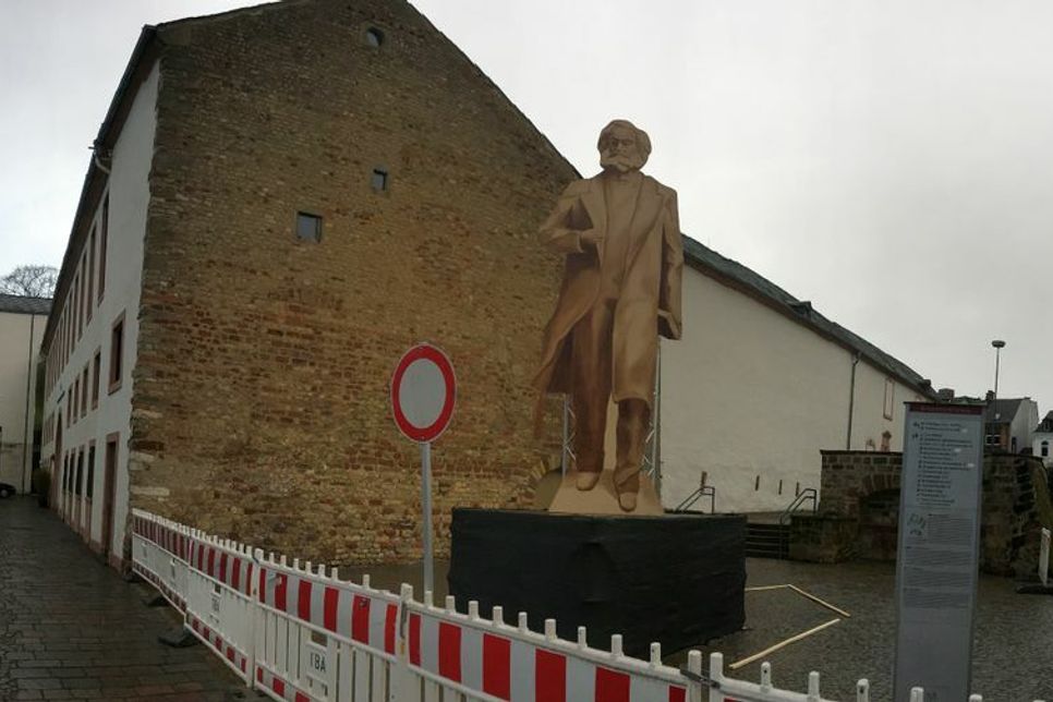 Marx-Denkmal  (hier noch als Attrappe) zwischen Stadtmuseum Simeonstift und Kutzbachstarße Foto: Neumann