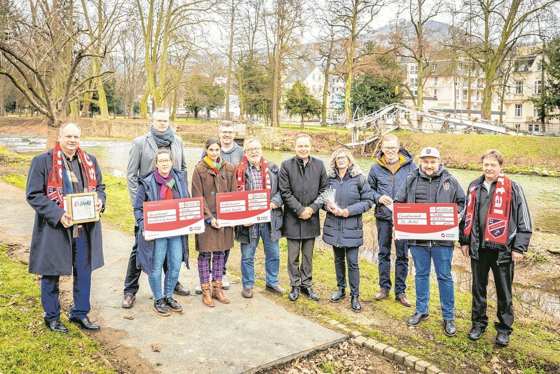 Vorstandsvorsitzende Dr. Frank Brinkmann (Mitte) übergibt mit SachsenEnergie-Betriebsrätin Karin Selle (4. v. r.) und Dresdens OB und Aufsichtsratsvorsitzenden Dirk Hilbert (l.) 110.000 Euro.