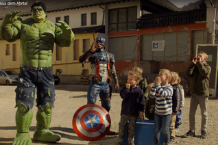 Hulk, Captain America und die Kinder aus dem Ahrtal rufen in dem sehenswerten Video einen ganz besonderen Superhelden zur Hilfe.