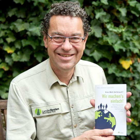 Claus-Andreas Lessander stellt in der Stadtbibliothek sein Buch über das ökologisches Familienexperiment vor.  Foto: Norbert Krupp