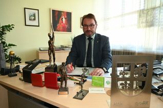 Oberbürgermeister Wolfgang Treis an seinem Schreibtisch im Rathaus Rosengasse. Foto: Walz