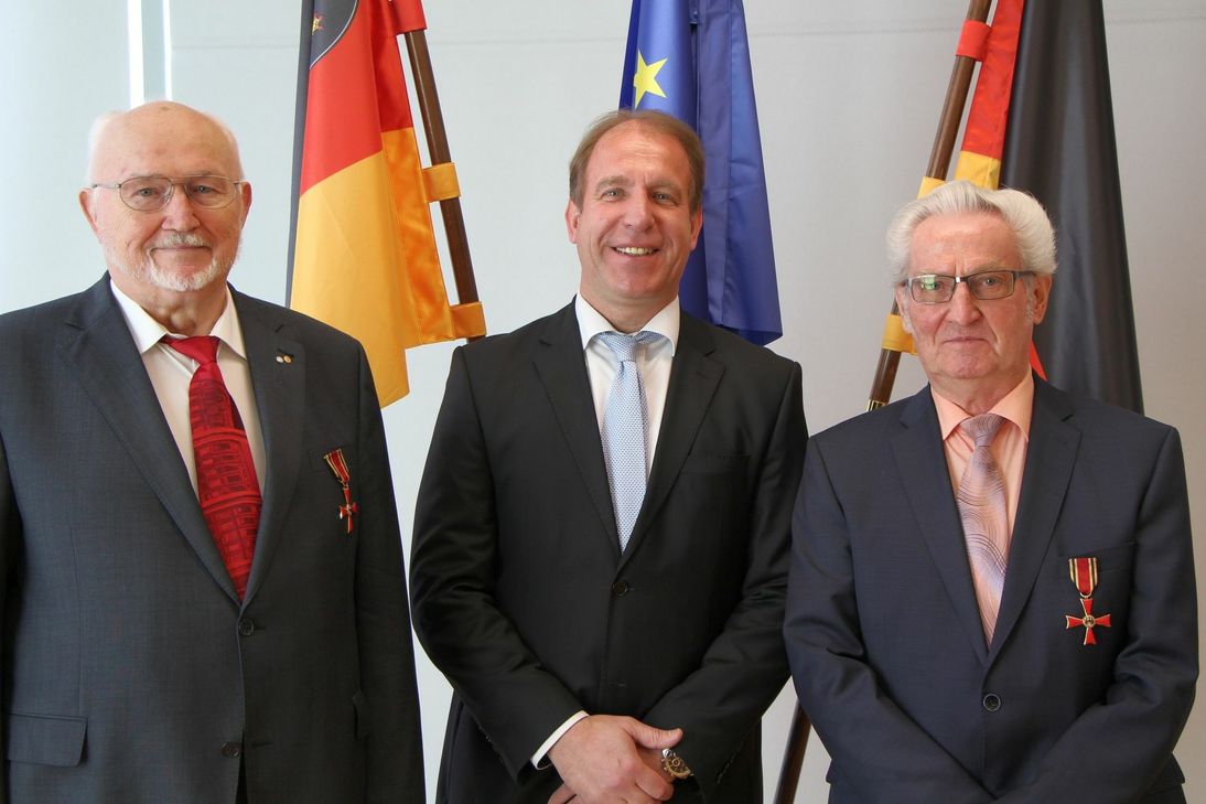 Staatssekretär Randolf Stich (Bildmitte) hat Horst Hubert (links)und Reinhold Anton aus Thalfang den von Bundespräsident Joachim Gauck verliehenen Verdienstorden der Bundesrepublik Deutschland, das Verdienstkreuz am Bande, überreicht. Foto: FF