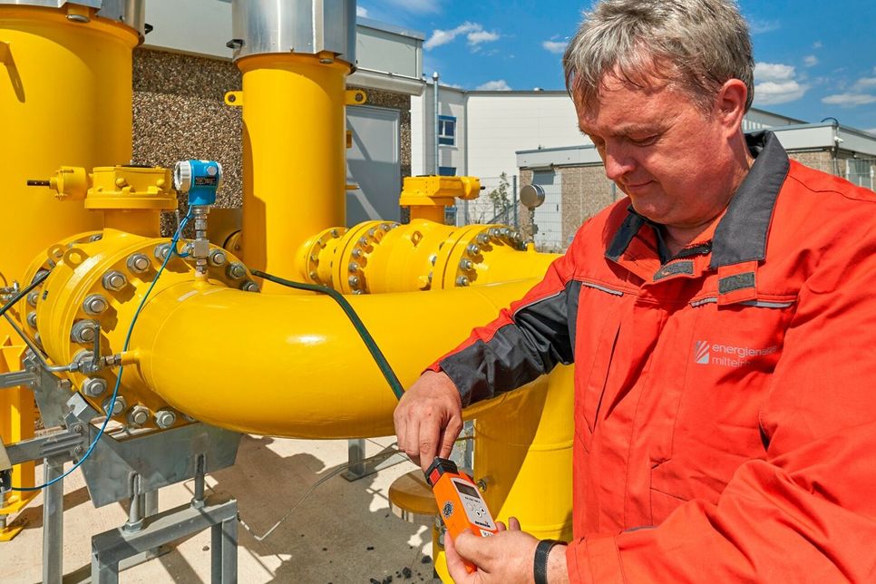 Helmut König von der Energienetze Mittelrhein kontrollierte an der neuen Gasstation in Remagen-Kripp, ob das H-Gas bereits in den Leitungen vor Ort angekommen ist.