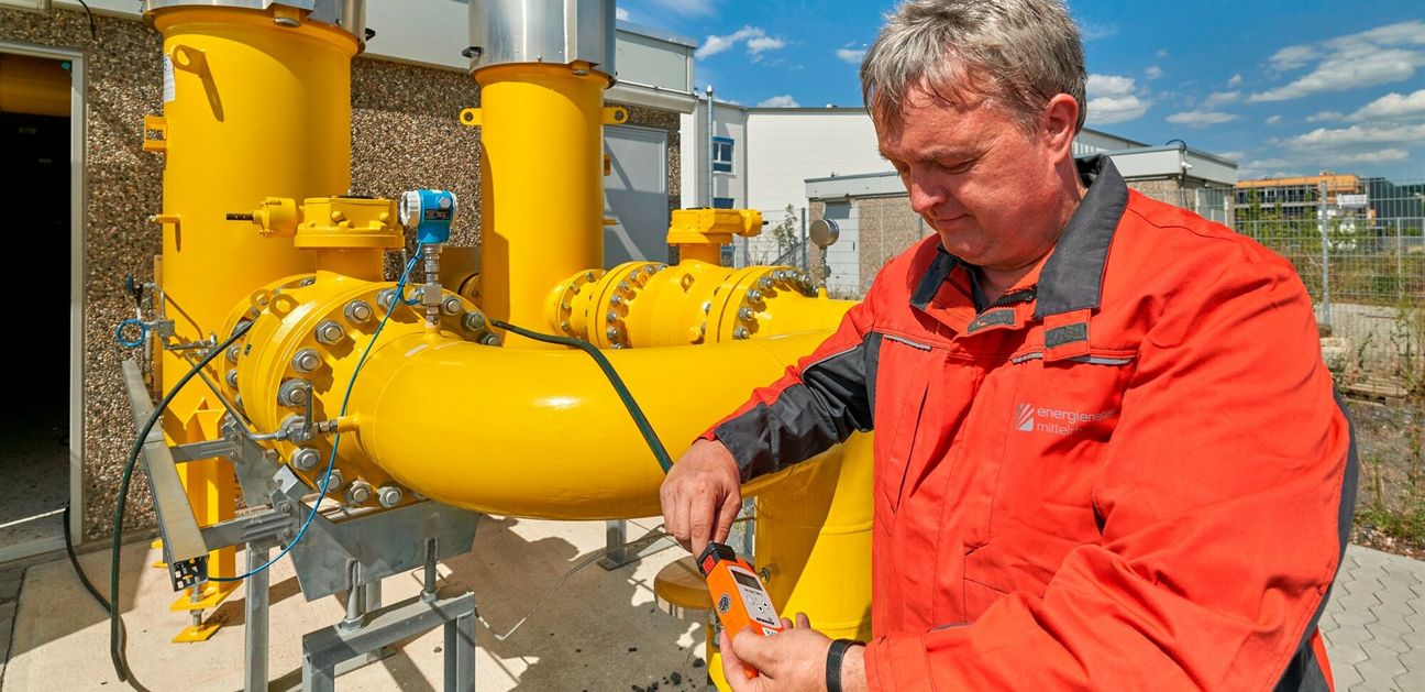 Helmut König von der Energienetze Mittelrhein kontrollierte an der neuen Gasstation in Remagen-Kripp, ob das H-Gas bereits in den Leitungen vor Ort angekommen ist.