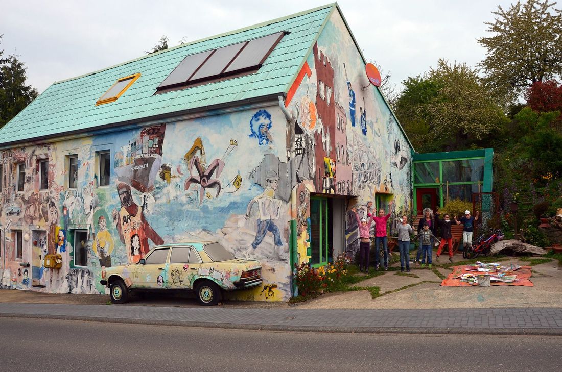 Buntes Künstlerhaus in Föhren. Fotos: Pick/Anna malt
