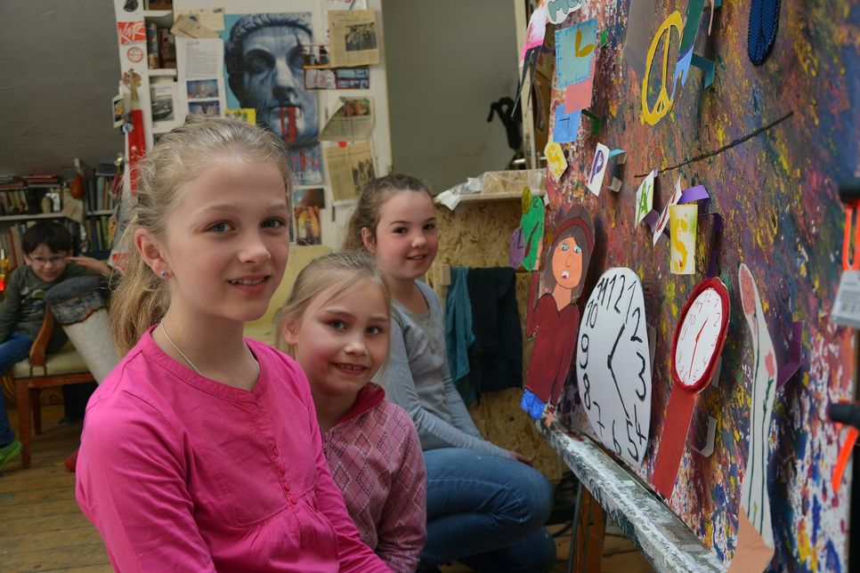 Eva, Sanoe und Maja vor ihrem Werk. Fotos: Pick/Anna malt